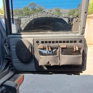 Відкидний стіл на двері багажника Nissan Patrol Y60