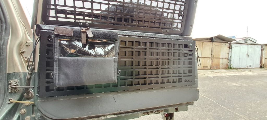 Відкидний стіл на двері багажника Nissan Patrol Y60