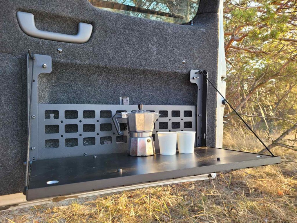 Відкидний стіл на двері багажника Nissan Patrol Y60