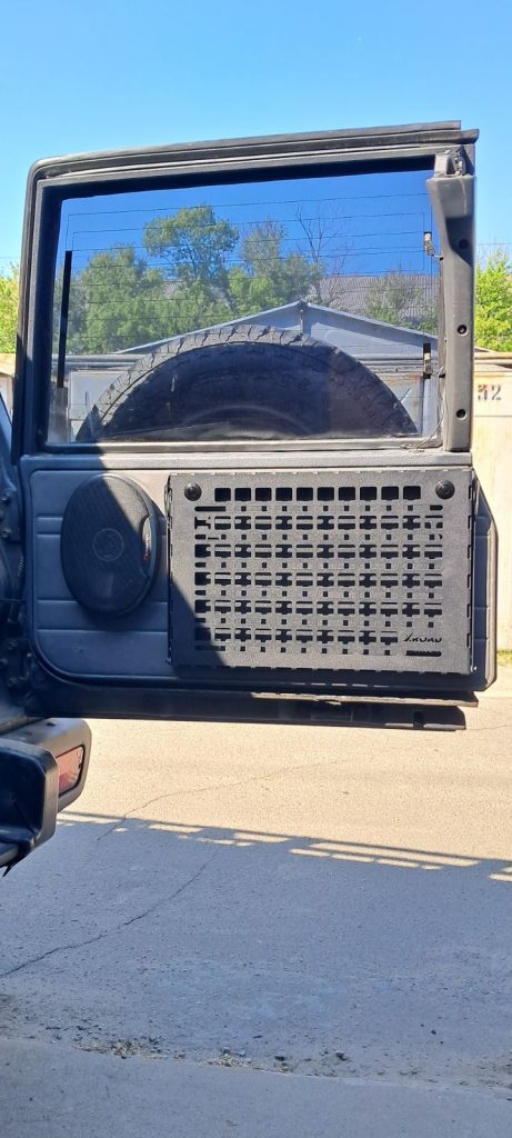 Відкидний стіл на двері багажника Nissan Patrol Y60