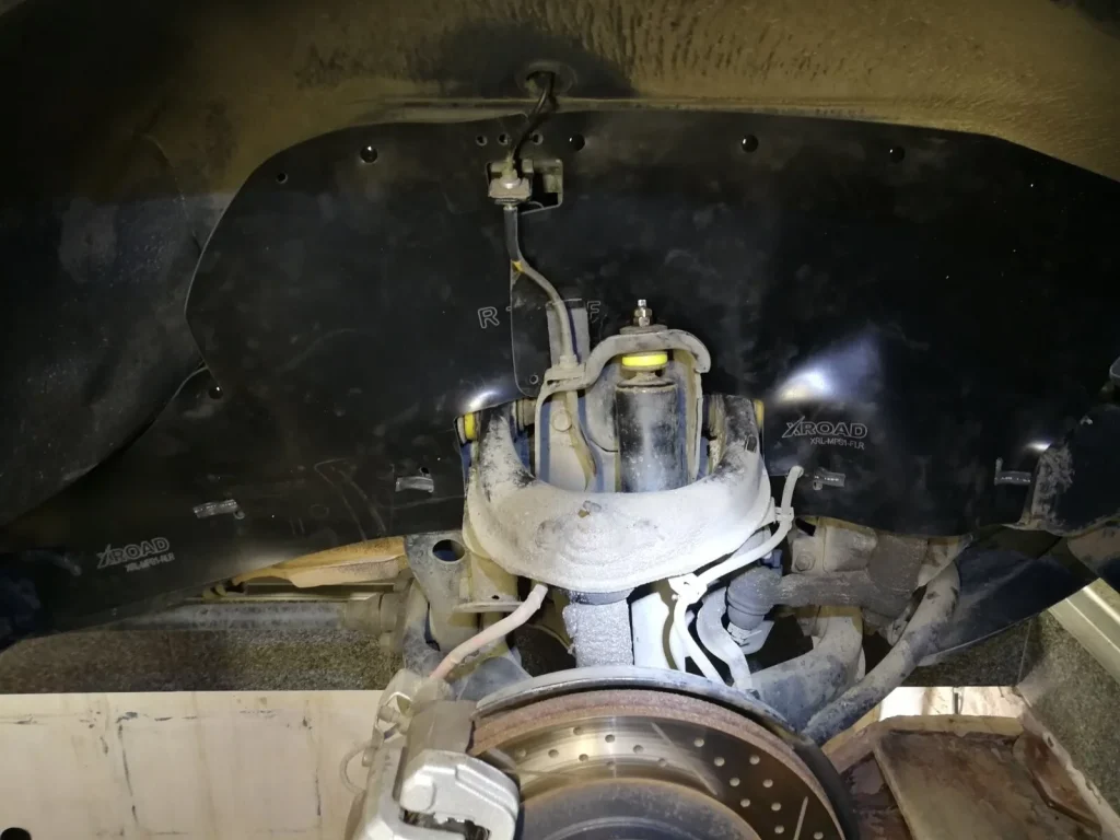 Комплект посиленого брудозахисту моторного відсіку з набором кліпс для Mitsubishi L200 G3 (1996-2004)