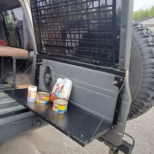 Відкидний стіл на двері багажника Nissan Patrol Y61