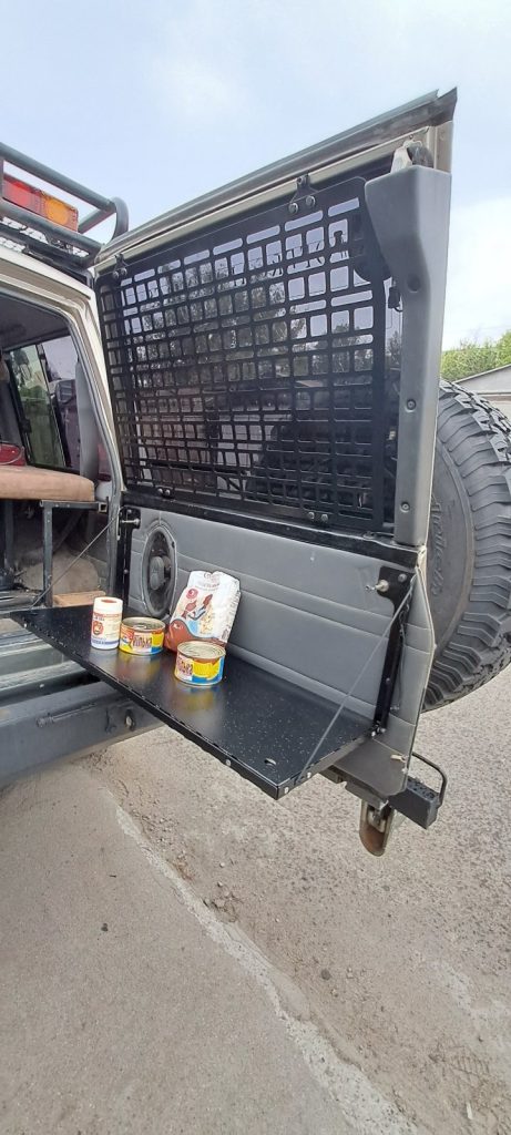 Відкидний стіл на двері багажника Nissan Patrol Y60