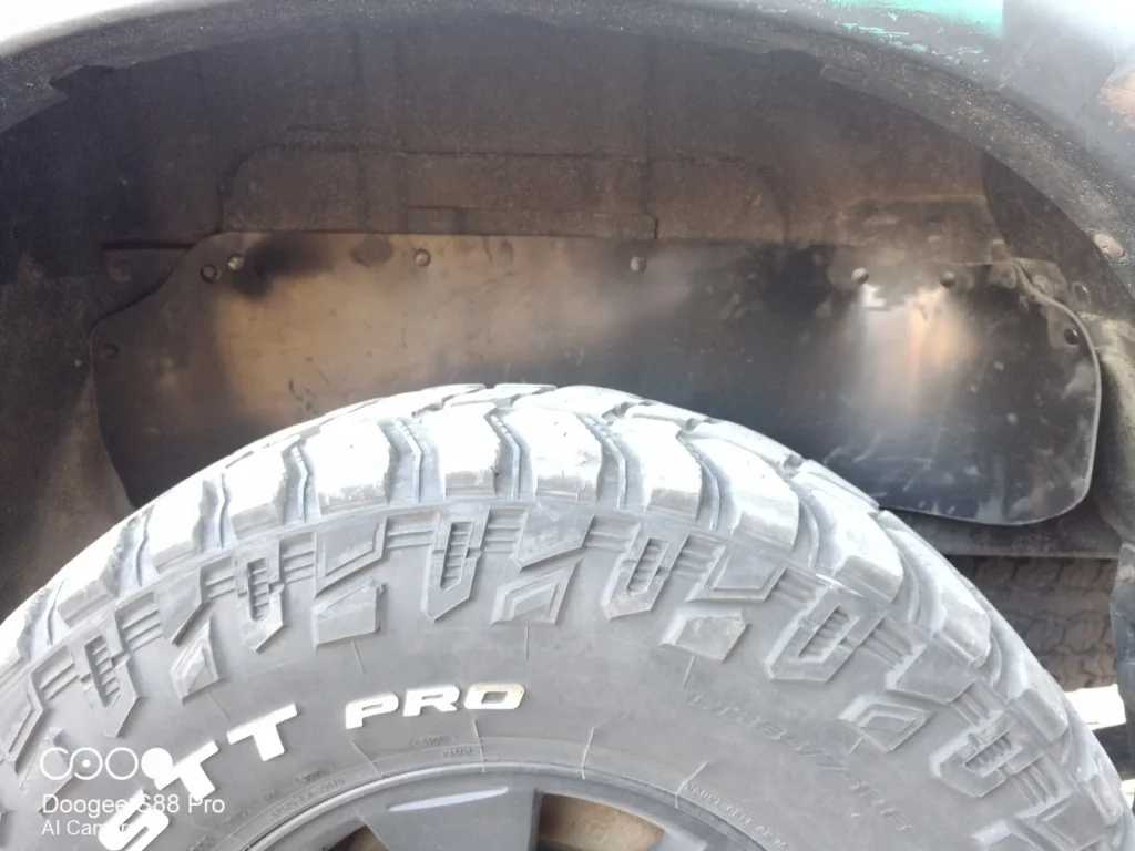 Комплект посиленого брудозахисту задньої арки з набором кліпс для Nissan Patrol Y61 (1997-2010)