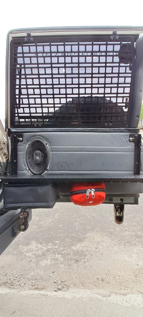 Відкидний стіл на двері багажника Nissan Patrol Y60