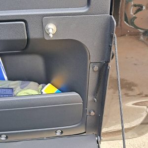 Відкидний стіл на двері багажника Land Rover Defender L663