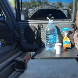 Відкидний стіл на двері багажника Nissan Patrol Y61