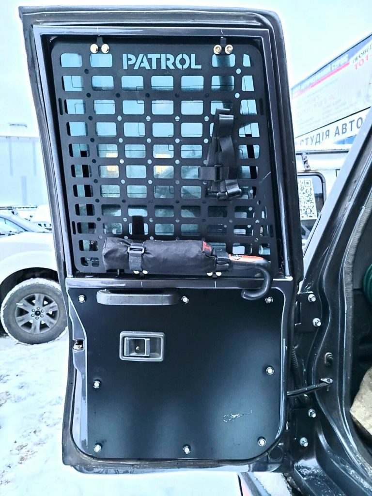 Molle (Молле) панель для дверей багажника Nissan Patrol Y60