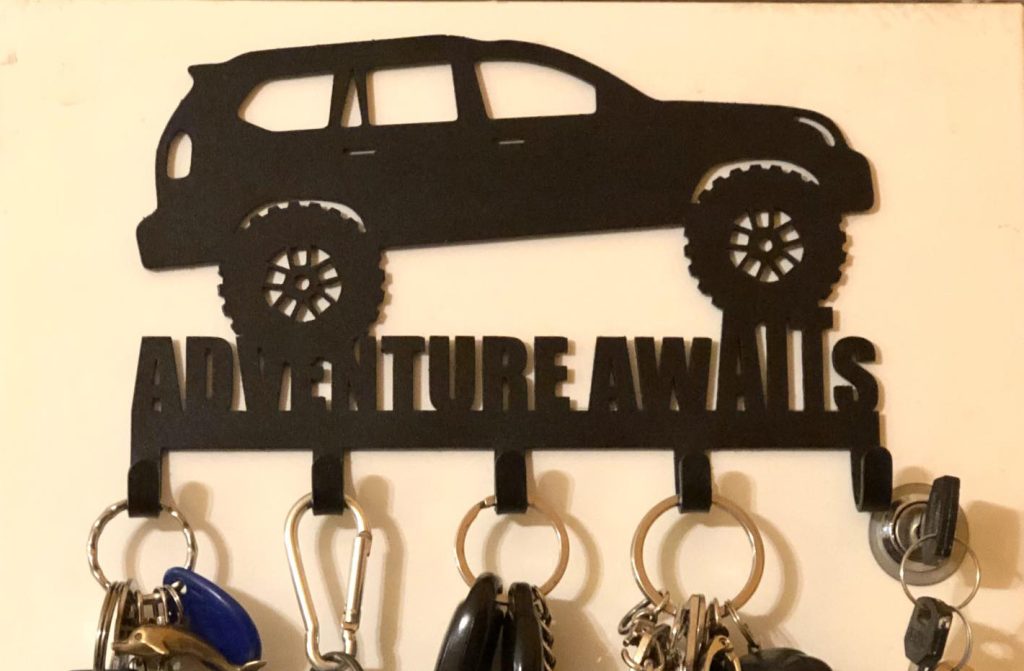 Ключниця настінна / Гачки для одягу – Toyota Land Cruiser Prado 120 / Lexus GX470 – Adventure Awaits