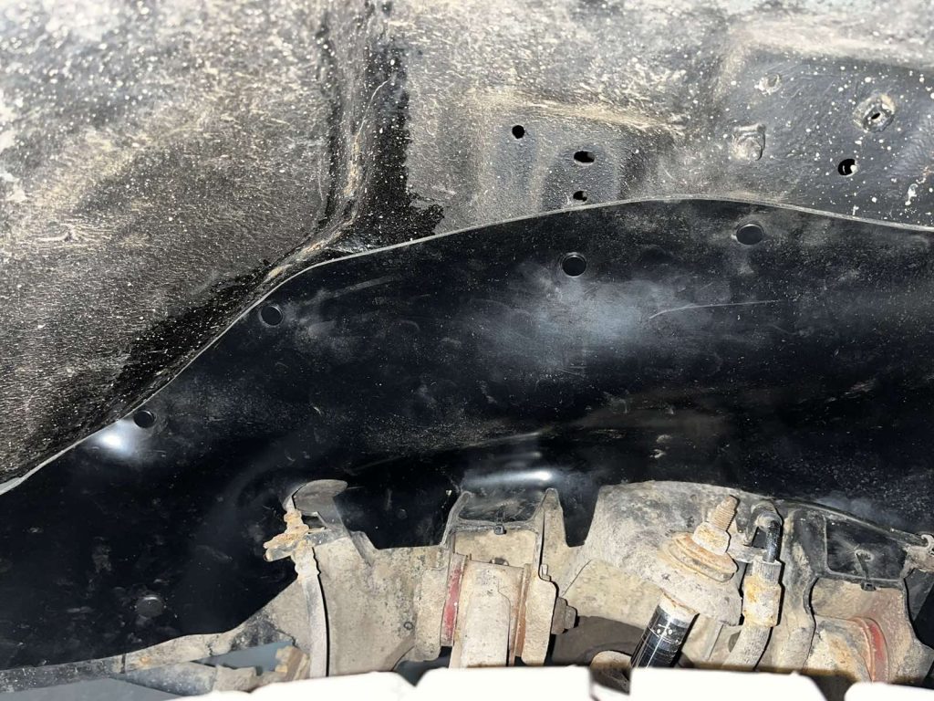 Комплект посиленого брудозахисту моторного відсіку з набором кліпс для Nissan NP300/Navara (1997-2004)