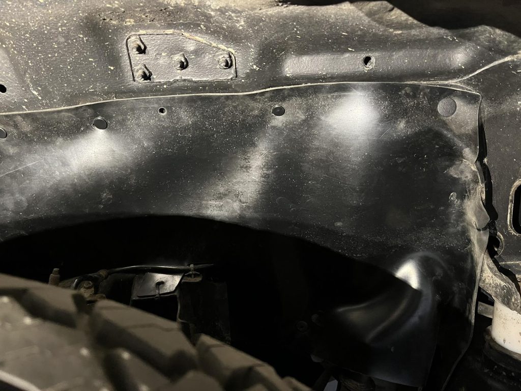 Комплект посиленого брудозахисту моторного відсіку з набором кліпс для Nissan NP300/Navara (1997-2004)