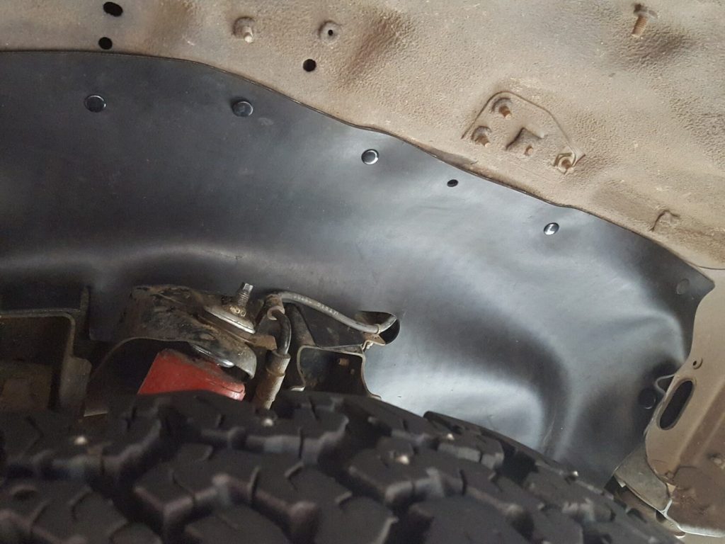 Комплект посиленого брудозахисту моторного відсіку з набором кліпс для Nissan NP300/Navara (1997-2004)