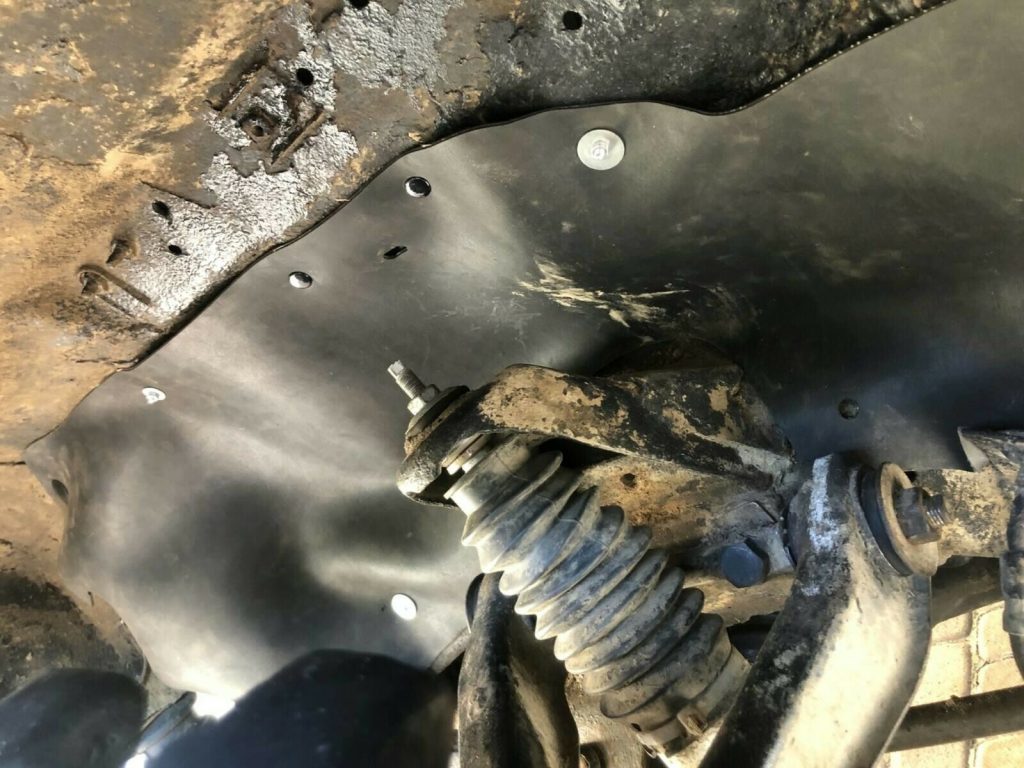 Комплект посиленого брудозахисту моторного відсіку з набором кліпс для Nissan Terrano (1985-1995)