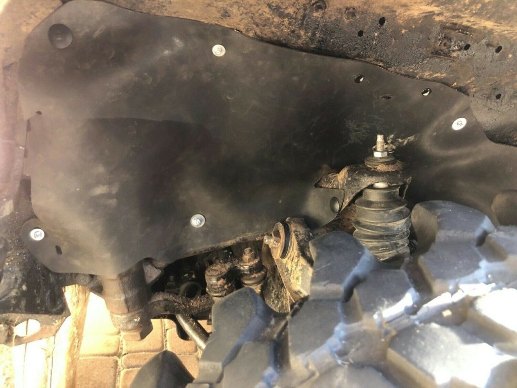 Комплект посиленого брудозахисту моторного відсіку з набором кліпс для Nissan Terrano (1985-1995)