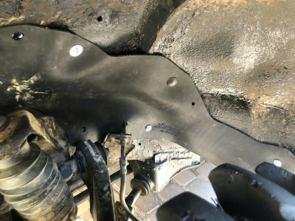 Комплект посиленого брудозахисту моторного відсіку з набором кліпс для Nissan Terrano (1985-1995)